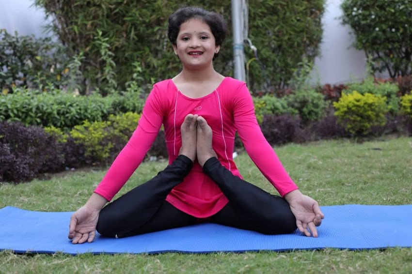 La historia de “la niña de goma de la India”, quien con discapacidad intelectual se destaca en la práctica de Yoga.