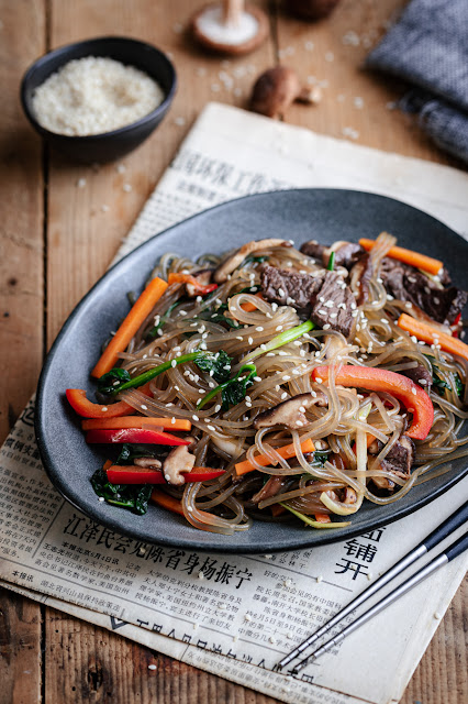 Japchae; Nouilles de patate douce sautées au bœuf et légumes coréennes