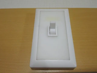 ダイソーで買った100円のLEDクローゼットライト