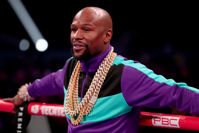 Floyd Mayweather presumió su lujoso reloj nuevo en las calles de Dubái