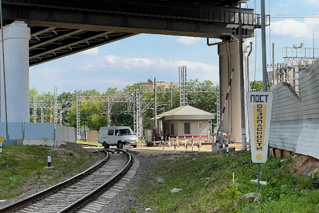 Сигнальный проезд, строящаяся эстакада Северо-Восточной хорды, знак «Пост безопасности»