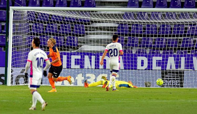 Jordi Masip vencido en el suelo tras no conseguir detener el disparo de Carlos Soler. Daniel Wass acude a felicitar al autor del gol, mientras Óscar Plano y Fede San Emeterio lamentan la jugada. REAL VALLADOLID C. F. 0 VALENCIA C. F. 1. 10/01/2021. Campeonato de Liga de 1ª División, jornada 18. Valladolid, estadio José Zorrilla. GOLES: 0-1: 77’, Carlos Soler.