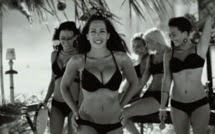 Les filles sexy dans le clip de Kim sur la plage d'Ipanema