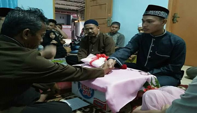 Pernikahan Sederhana yang Indah Hanya Bermeja Kardus Mie dan Cincin Titanium