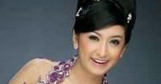  Model  rambut  untuk  kebaya  modern Model  rambut  pendek