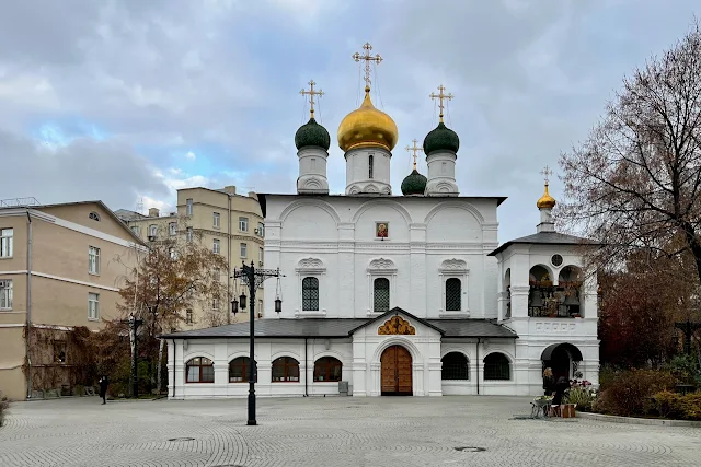 улица Большая Лубянка, Рождественский бульвар, территория Сретенского ставропигиального мужского монастыря, собор Сретения Иконы Божией Матери Владимирская в Сретенском монастыре