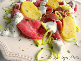  carpaccio di manzo con salsa al Roquefort