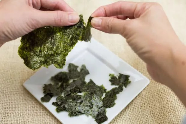 Cellulite, which usually occurs in the legs and hips, may not be a big concern in winter, but it becomes one of the biggest problems as summer approaches. Japanese women use seaweed masks to combat this issue. So, how is a seaweed mask made ?    To make a seaweed mask, you need to mix powdered seaweed with warm water to form a paste. Apply the paste to the affected areas and leave it on for about 20 minutes. Then, rinse it off with warm water. Seaweed contains antioxidants and anti-inflammatory compounds that help reduce cellulite and improve skin texture.