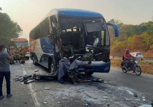Ao menos sete pessoas ficam feridas em acidente entre ônibus e caminhão em Luís Eduardo Magalhães-BA