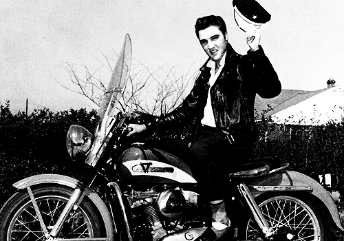 Старые фотографии: Элвис Пресли на своем Harley-Davidson