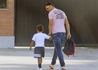 Cristiano Ronaldo jr. va a la escuela