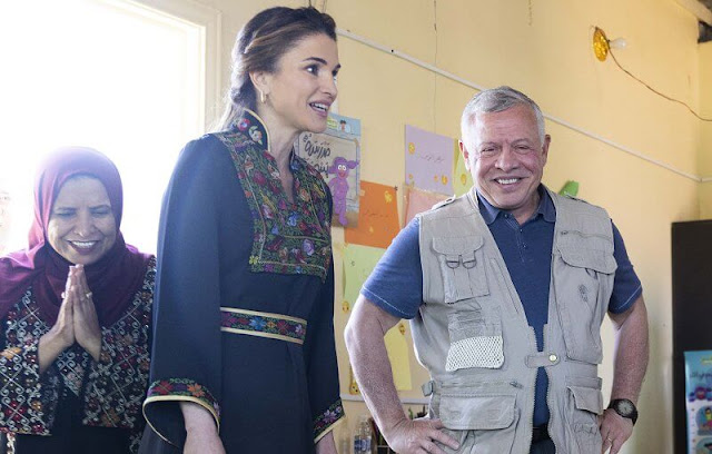 Queen Rania wore an embroidered traditional palestinian black dress. The Women’s Cooperative Association in Disi