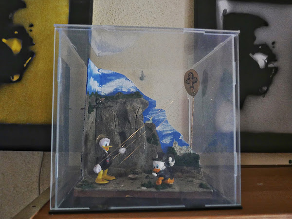 Diorama met Donald Duck in transparante box van kunststof