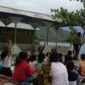 Sisihkan Gaji, Bripka Andi Inisiasi Sekolah Alam Terbuka di Pinggir Danau Toba