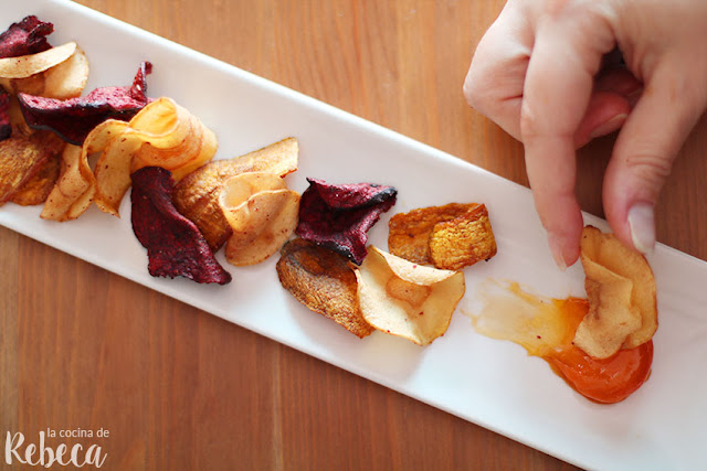 Chips vegetales con yema curada en soja