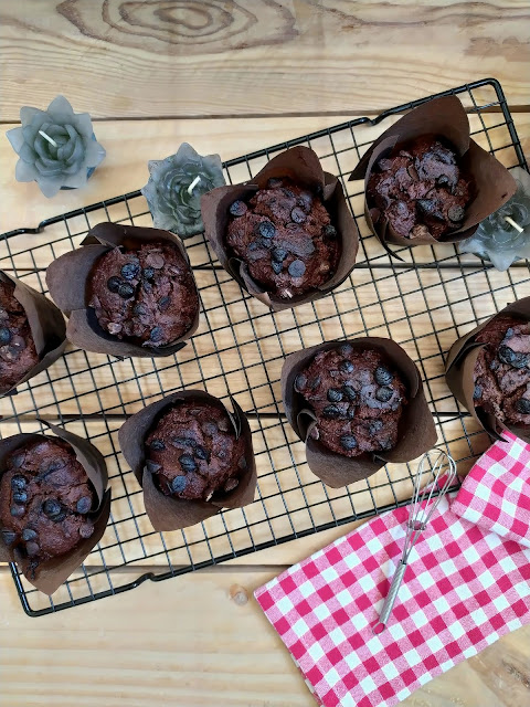 Muffins integrales de aguacate y chocolate. Receta saludable. Desayuno, merienda postre. Vegano Invierno, horno Cuca