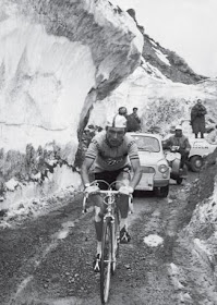 Ciclistas bajo la nieve - Paso Stelvio