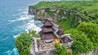 Pura Luhur Uluwatu Bali - Sejarah, Daya Tarik Wisata, Fasilitas, & Harga Tiket Masuk. 