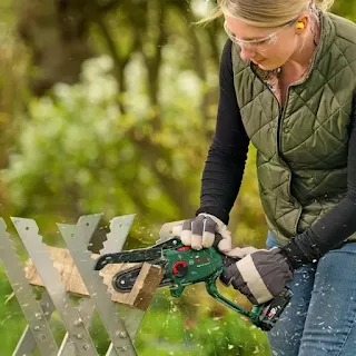 Bosch EasyChain 18V-15-7 Mini-Kettensäge im Einsatz beim Schneiden von Ästen im Garten.