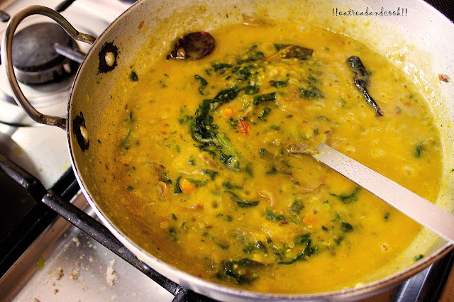 how to cook Yellow Moong Dal with Spinach recipe / Palak Dal recipe / Palong Saag Diye Mug er Dal recipe and preparation