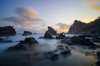 Sumber gambar : https://pixabay.com/photos/sea-rocks-coast-fog-beach-mist-7193894/