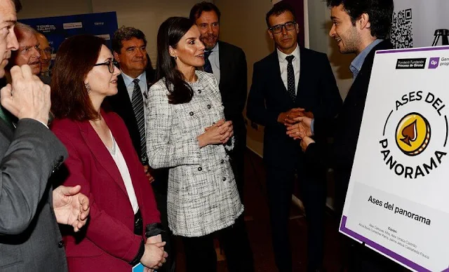 Queen Letizia wore a new silver golden buttons long tweed jacket by Massimo Dutti. Hugo Boss black trousers