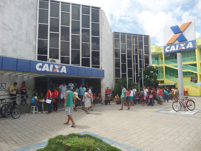 Multidões provoca fila Imensa de 40 metros na frente da Agência da ...