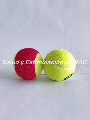 dos pelotas de tenis amarilla roja verde