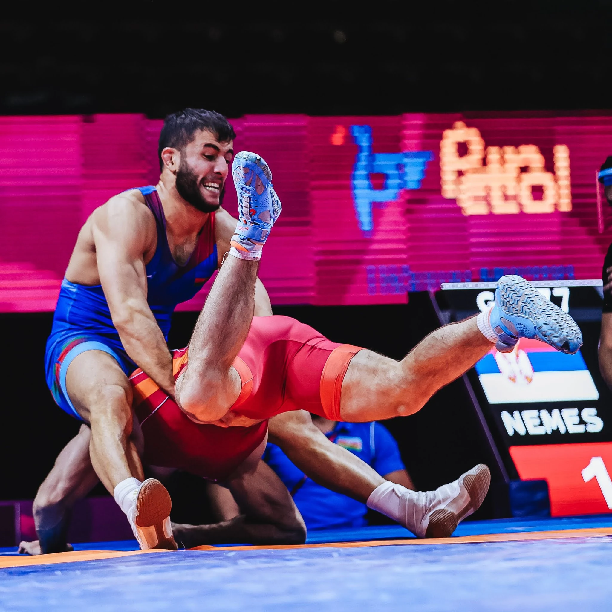 Rafig HUSEYNOV Azerbaïdjan df. Viktor NEMES serbia going down wrestling olympic qualifier