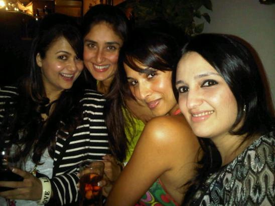 Kareena Kapoor Private Photos With Friends, kareena looking beautiful in yellow dress