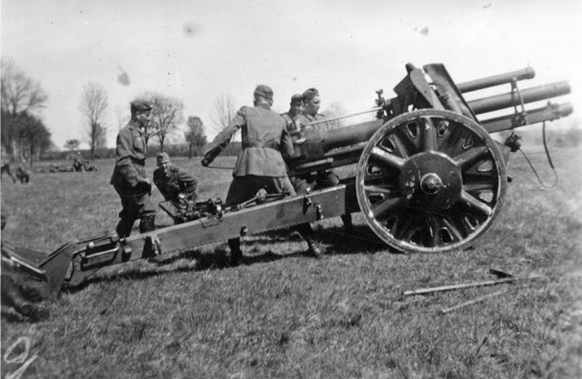 10.5 cm leFH 18 была основной лёгкой гаубицей немецкой армии. Одной из причин появления её самоходной версии стала довольно высокая масса — немногим меньше двух тонн