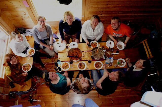 10 henkeä kuvattuna ylhäältäpäin pikkuriikkisen ruokapöydän ympärillä