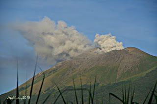 Emission de cendres du volcan Canlaon (ou Kanlaon), 24 novembre 2015 vue du nord-est