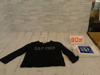 中古品　子供服　９０ｃｍ　GAP　ブラック　長袖Tシャツ　２９８円