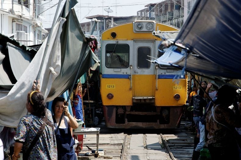 maeklong-railway-market-14