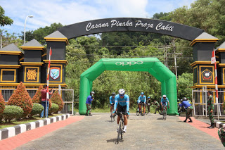 Muhammad Nur Rahmad dan Cyclist Tanjungpura Cycling Club Selesaikan Etape Pertama Tour De Aruk G310K.lelemuku.com.jpg