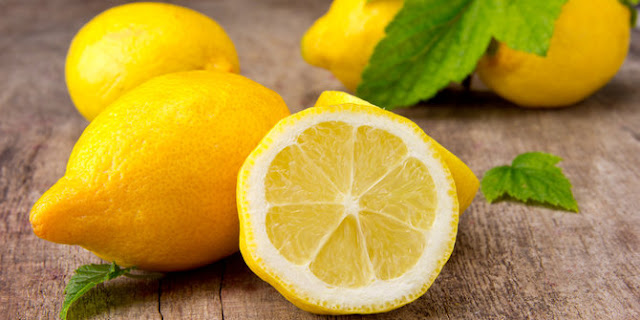 cara alami merawat kulit wajah dan Mengatasi Komedo dengan Jeruk Lemon dan menjadikannya masker untuk dioleskan secara merata pada wajah dan tunggu sampai kering agar komedo dan jerawat hilang