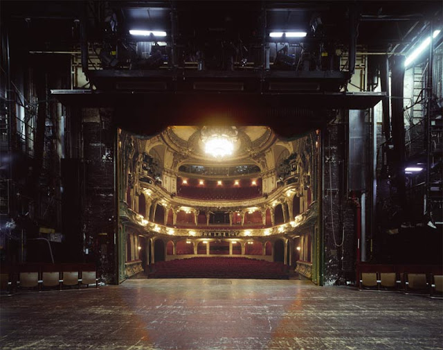 Incríveis fotografias capturam os bastidores dos grandes teatros europeus