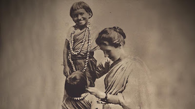 https://upload.wikimedia.org/wikipedia/commons/c/cb/Amy_Carmichael_with_children2.jpg