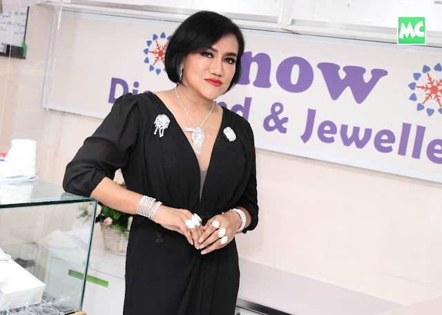  "Snow Diamonds & Jewellery" စိန်ဆိုင်မှာ Live လွှင့် ​စျေး​ရောင်း​ ပေးခဲ့တဲ့ သုသု