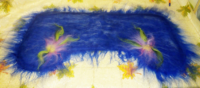 украшаем: я выложила цветы и тонкие пряди светло - голубой вискозы, полуваленки - пимы МК