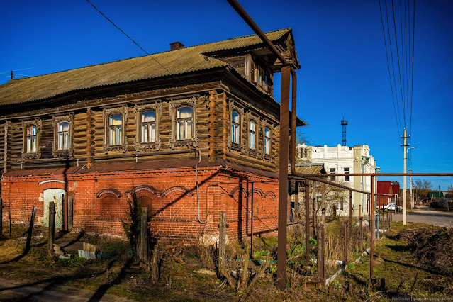 Угол полукаменного дома в лучах закатного дома