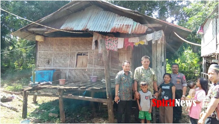 Camat Marbo Dan Kasat Binmas Didampingi Plt  Desa Bontoparang Kunjungi Rumah Tak Layak Huni