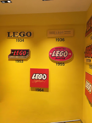 parede da loja da Lego com diferentes logos