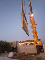 Montaje paneles hormigón con terminación en piedra