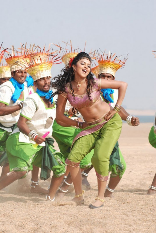 Amala Paul on Vettai Movie Stills navel show