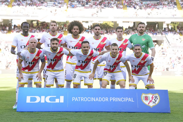 RAYO VALLECANO DE MADRID. Temporada 2023-24. Pathé Ciss, Florian Lejeune, Aridane, Kike Pérez, Sergio Camello, Stole Dimitrievski. Isi Palazón, Unai López, Álvaro García, Ivan Balliu, Pacha Espino. RAYO VALLECANO DE MADRID 2 🆚 R. C. D. MALLORCA 2 Sábado 30/09/2023, 16:15 horas. Campeonato de Liga de 1ª División, jornada 8. Madrid, estadio de Vallecas: 11.991 espectadores. GOLES: ⚽1-0: 4’, Álvaro García. ⚽1-1: 44’, Vedat Muriqi. ⚽1-2: 59’, Antonio Sánchez. ⚽2-2: 90+12’, Radamel Falcao, de penalti.