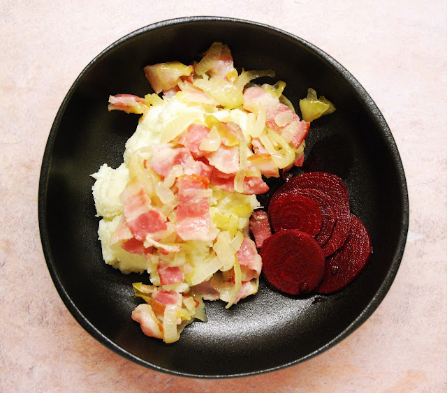 Purée de chou-fleur, lardons, oignons