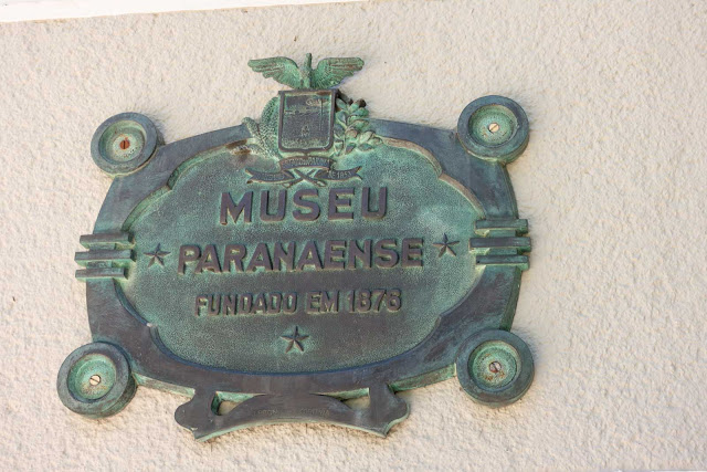 Uma placa de José Peón para o Museu Paranense