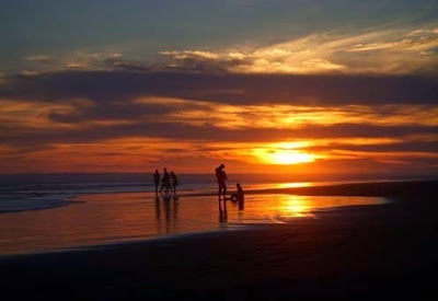 "Indahnya Panorama  Pantai Parangtritis Yogyakarta"